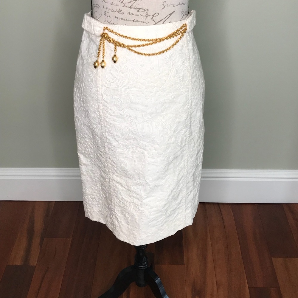 White fitted skirt